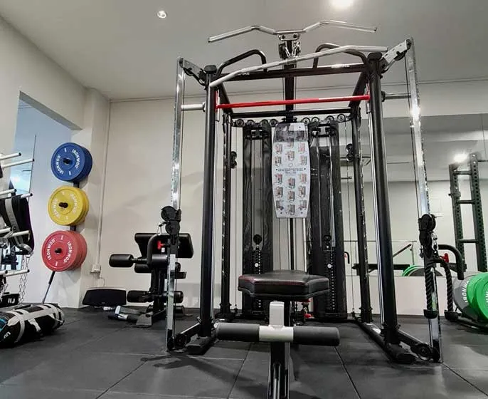 Functional cable trainer and colour-coded weight plates